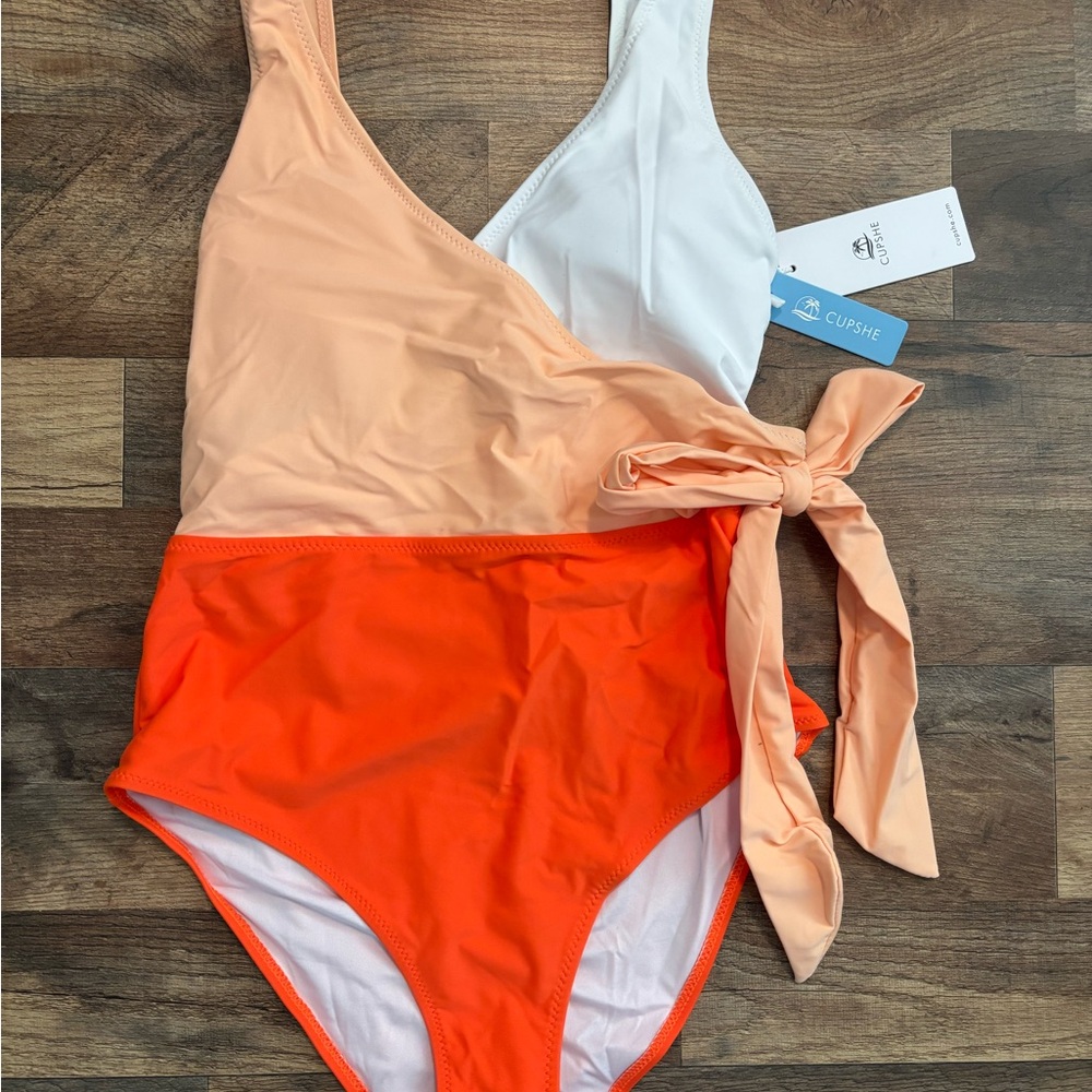 🍑🤍Peach and White Colorblock Swimsuit with Bow